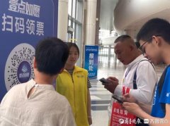 <b>特色专业展区前都排起了长队</b>
